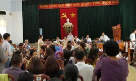 Hàng trăm người dân mua đất tại 3 dự án của Bách Đạt kéo đến trụ sở ủy ban tỉnh và tham gia buổi tiếp công dân của lãnh đạo tỉnh Quảng Nam vào ngày 9/4. 