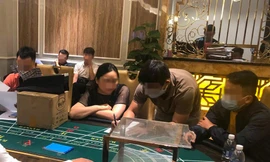 Các đối tượng thuê biệt thự để đánh bạc vừa được công an Đà Nẵng phát hiện. Ảnh: Truyền hình An ninh Đà Nẵng