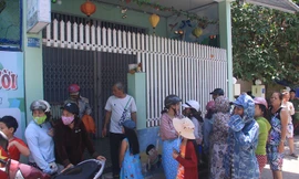 Người dân tụ tập tại cơ sở giữ trẻ mẹ Mười xem cơ quan chức năng xác minh, điều tra vụ việc