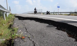 Đường dẫn lên cầu vượt cao tốc 34.000 tỷ đồng lại nứt toác