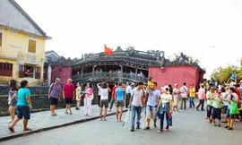 Du khách tham quan phố cổ Hội An