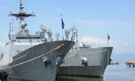 Tàu khu trục “Moon Mu The Great” và tàu hỗ trợ hậu cần “ROKS Hwacheon” của Hải quân Hàn Quốc tại cảng Tiên Sa, TP Đà Nẵng