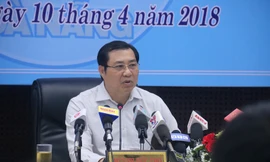 Ông Huỳnh Đức Thơ, Chủ tịch UBND thành phố Đà Nẵng chủ trì buổi họp báo. Ảnh Nguyễn Thành