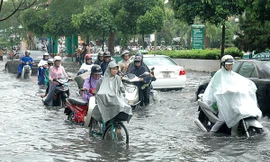 Đường Hoàng Văn Thụ (quận Tân Bình) ngập nặng