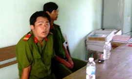 MC Lê Thoại Kỳ (trái) và Phan Nguyễn Hoài Nam tại cơ quan Công an xã An Hòa, huyện Tuy An - Phú Yên