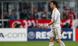 Cristiano Ronaldo thất vọng rời sân sau thất bại trước Bayern Munich ở trận lượt đi Ảnh: AP