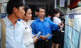 Bạn trẻ tìm việc tại TT giới thiệu việc làm của Đoàn thanh niên (TPHCM) Ảnh: Q.M