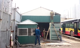 Tháo dỡ cây xăng lậu núp trong bãi đỗ xe 