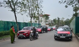 Cư dân dự án Gamuda căng băng rôn 'đòi' đường đi.