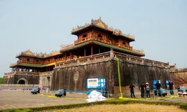 Làm sạch Cổng Ngọ Môn bằng hơi nước nóng