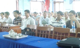 Dân 'nhảy dù' khai thác cao su