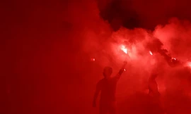 CĐV Hải Phòng “thắp lửa” sân Lạch Tray ăn mừng chiến thắng lịch sử