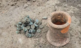 Hũ tiền xu cổ được tìm thấy.