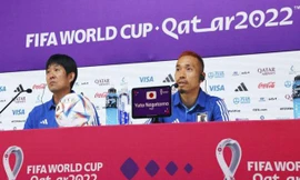 Hậu vệ Yuto Nagatomo cùng HLV Hajime Moriyasu trả lời phỏng vấn trước trận đấu.