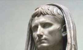 Bức tượng bằng đá cẩm thạch của Hoàng đế Augustus tại Bảo tàng Khảo cổ Quốc gia ở Rome, Italia. Ảnh: Newsweek.