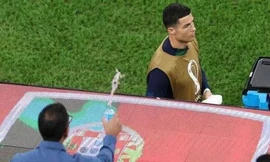 CĐV tạt nước vào người Ronaldo.