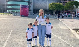 Vợ tuyển thủ Anh mang 3 con sang Qatar 'tiếp lửa' cho chồng...dự bị