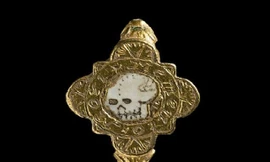 Chiếc nhẫn vàng khắc hình đầu lâu - một báu vật thời Trung Cổ được phát hiện ở Wales.