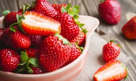 Ăn dâu tây hàng ngày có thể làm giảm nguy cơ mắc chứng mất trí nhớ. Ảnh: KatyaPulina/Shutterstock.com.