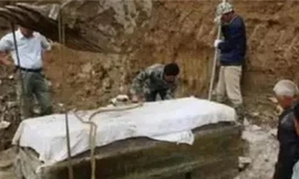 Nổ tung mộ cổ lấy đá làm cầu thì vàng bạc châu báu bất ngờ bắn ra tung tóe khiến ai cũng sốc nặng. Ảnh QQ