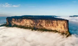 Núi Roraima thường được bao quanh bởi những đám mây, khiến nó trông giống như một hòn đảo nổi.
