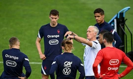 HLV Deschamps cùng các học trò.