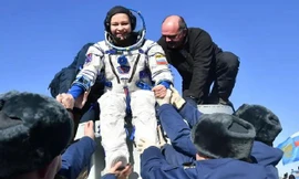Các thành viên của Cơ quan vũ trụ Nga giúp nữ diễn viên Yulia Peresild ra khỏi khoang chứa ngay sau khi tàu vũ trụ Soyuz MS-18 của Nga hạ cánh xuốngTrái đất.