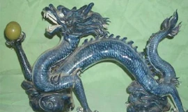 Cổ vật "Thanh long cầm châu" bằng gốm sứ vô cùng quý hiếm.