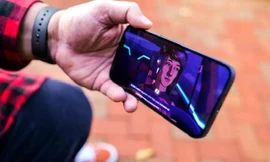 Chiếc iPhone 13 được đồn đại sẽ có màn hình tốc độ làm tươi cao. Ảnh Cnet.