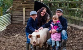 Chú lợn Milton và gia đình cô chủ Sarah.