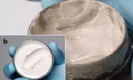 Trong hộp kem dưỡng da 2.000 năm tuổi vẫn còn lưu giữ dấu vết ngón tay chủ nhân của nó.