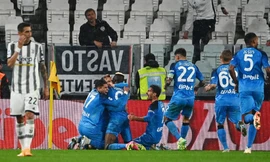 Hai lần bị khước từ bàn thắng, Juventus ‘phơi áo’ trước Napoli vào phút bù giờ