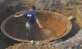 Cổ vật khổng lồ được phát hiện ở Indonesia khi đào móng xây nhà. Ảnh KK News.