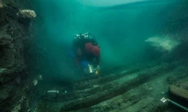 Thợ lặn kiểm tra xác con tàu.