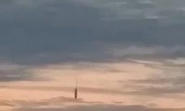 Xôn xao video UFO màu đen bí ẩn ‘chọc thủng’ bầu trời, lao thẳng xuống biển