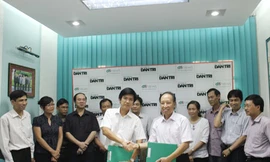 Tổng Biên tập Báo Tiền Phong Đoàn Công Huynh ký thỏa thuận hợp tác trao đổi thông tin với Tổng Biên tập Báo điện tử Dân trí Phạm Huy Hoàn