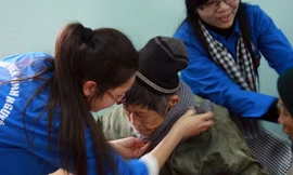 Sinh viên mang Tết đến làng phong