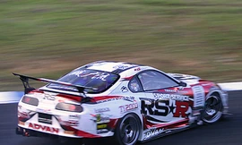 Kiều nữ lộ vòng một khi drift xe