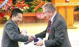 GS Ngô Bảo Châu, nhận quà lưu niệm từ GS Bourguignon