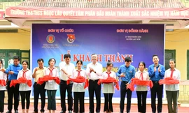 Lễ khánh thành và gắn biển công trình 'Đồng hành cùng học sinh vùng cao'