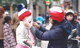 Sức khoẻ con trẻ là mối quan tâm hàng đầu của phụ huynh trong những ngày rét đậm Ảnh: Hồng Vĩnh