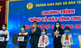 Đại diện học sinh nhận máy tính từ chương trình "Sóng và máy tính cho em" chiều 19/11. 