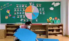 Giáo viên mầm non vệ sinh trường lớp trong thời gian học sinh nghỉ phòng dịch. 