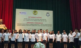 Học sinh theo học chương trình song bằng tại trường THPT Chu Văn An. 