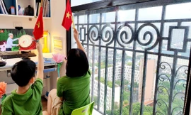 ảnh: Học sinh Hà Nội dự lễ khai giảng qua truyền hình ngày 5/9.