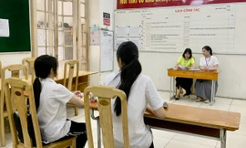 Phòng thi 'đặc biệt' vào lớp 10 cho nữ sinh Hà Nội bị đứt gân cổ tay