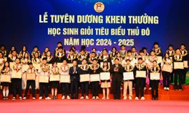 Được tuyên dương cấp thành phố, 851 học sinh cúi đầu cảm ơn cha mẹ 