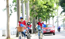 Hà Nội: Học sinh, thầy cô đạp xe quanh Hồ Tây hưởng ứng bảo vệ môi trường