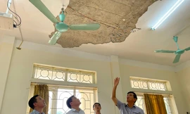 Hà Nội: Sập mảng trần lớp học, 2 học sinh bị thương