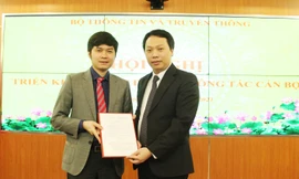 Thứ trưởng Nguyễn Huy Dũng (áo vest đen) trao quyết định biệt phái cho ông Phạm Quang Hiếu.